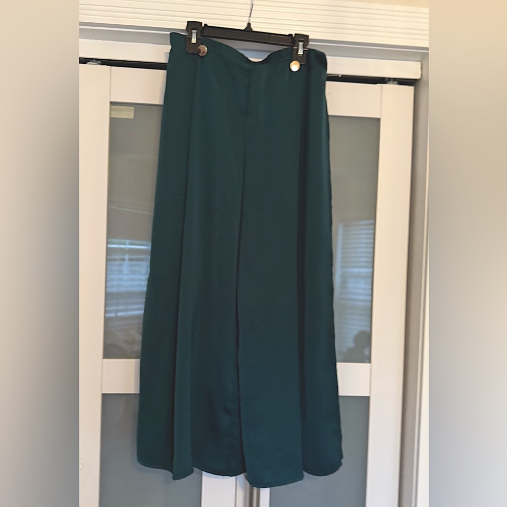 Cropped wide leg Dark Green pants. Like new